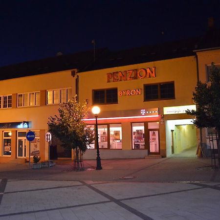 ホテル Byron Zlaté Moravce エクステリア 写真