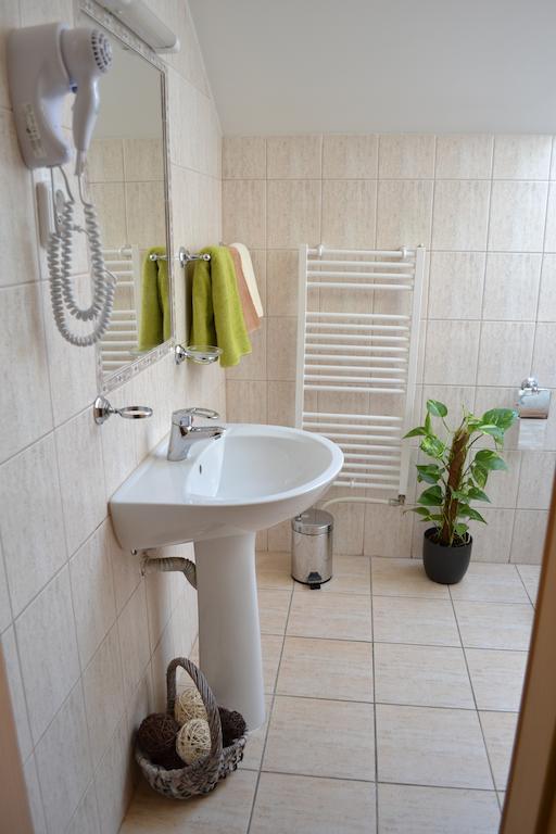 ホテル Byron Zlaté Moravce 部屋 写真